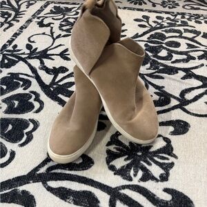 Birdies Women's Tan Suede Ankle Boots